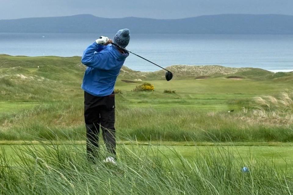 Finny Ho golfing on a coastal course